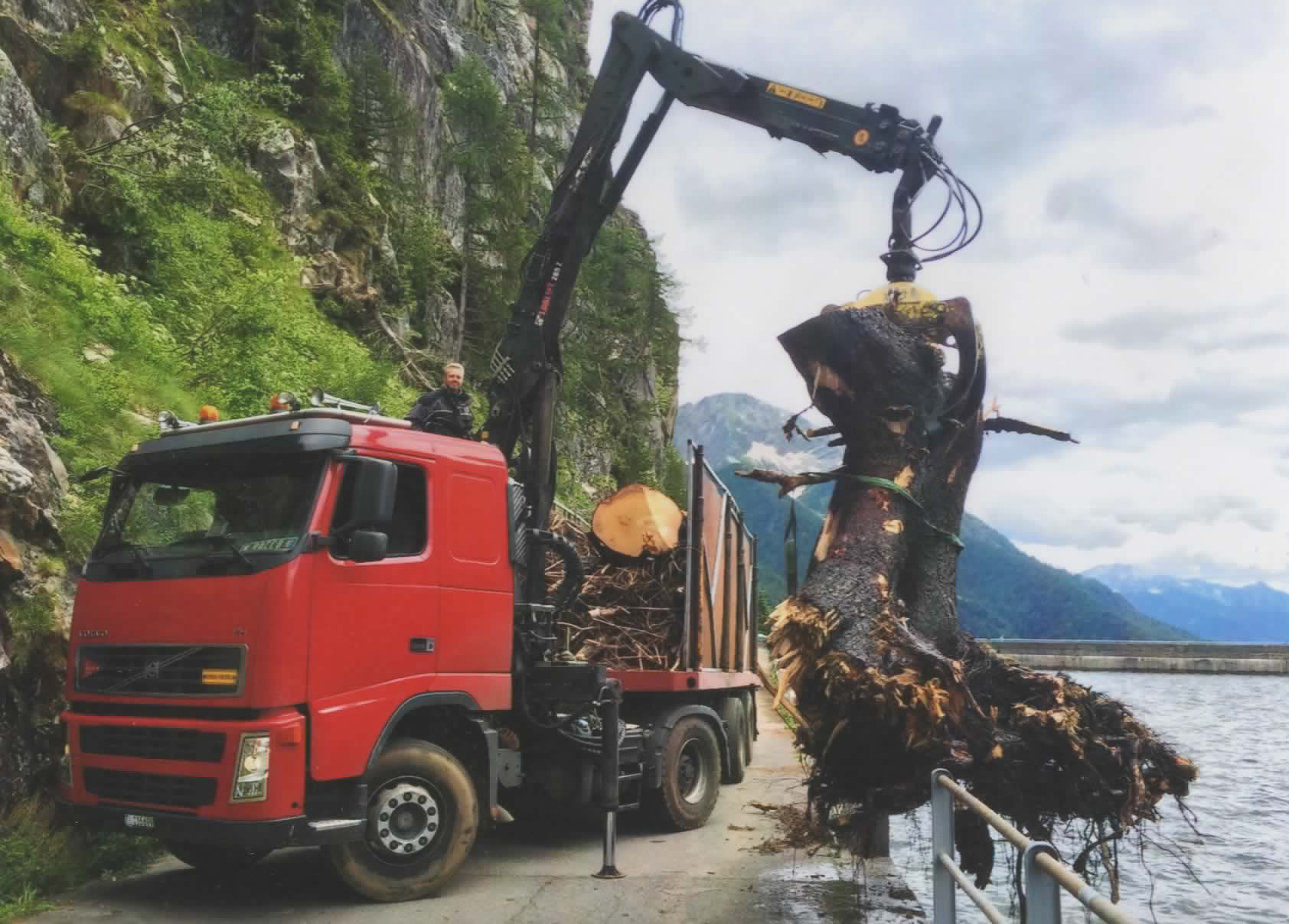 Lastwagen von Filippini Trasporti im Einsatz im Tessin – Foto 15